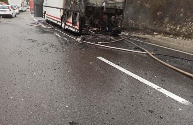 Na Brajićima gorio autobus, saobraćaj u prekidu