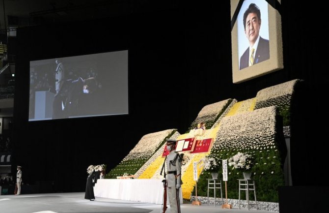 Hiljade Japanaca na sahrani ubijenog premijera Šinzo Abea