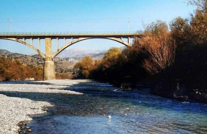 Tri osobe lišene slobode zbog krađe šljunka iz rijeke Morače