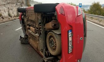 Saobraćajna nesreća na putu Cetinje - Podgorica, automobil se prevrnuo kod tunela Mekavac