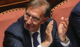 Ko je Injacio La Rusa: Novi predsednik Senata Italije, u dnevnoj sobi drži Musolinijevu bistu