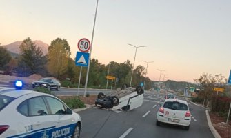 Saobraćajna nezgoda na Marezi, auto se prevrnulo na krov