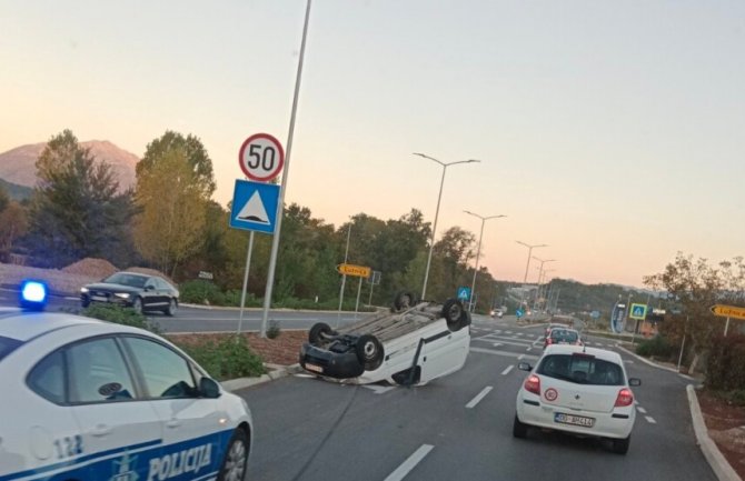 Saobraćajna nezgoda na Marezi, auto se prevrnulo na krov