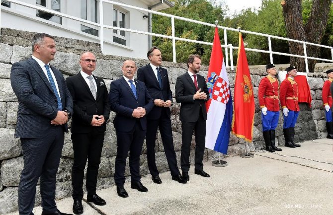 Odgovor Konjevića i Krivokapića: Spomen ploča u Morinju postavljena u skladu sa propisima kojima se uređuju oblasti vojske i odbrane