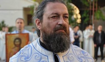 Svešteniku Mitropolije crnogorske-primorske nije dozvoljeno glasanje u mantiji