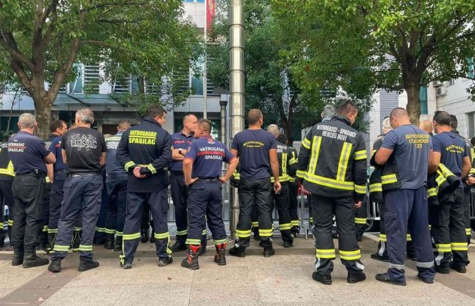 Protest vatrogasaca ispred zgrade Vlade, Tripković: Tražimo da imamo ista prava kao Policija i Vojska