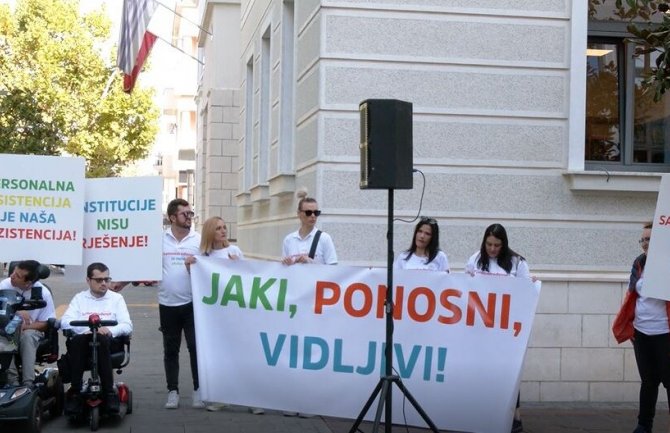 UMHCG organizovalo protestnu šetnju: Personalni asistenti neophodni osobama sa invaliditetom