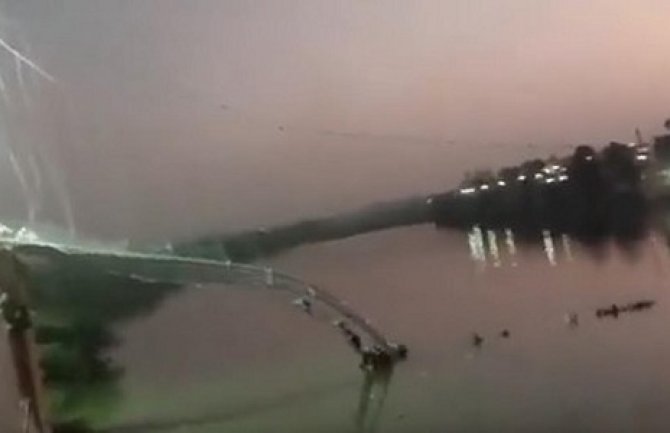 Srušio se most u Indiji: Stotine ljudi upalo u rijeku, stradalo najmanje 40 osoba