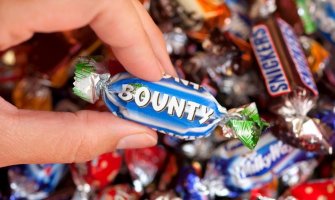 Čokoladica “Bounty“ uklonjena iz pakovanja sa božićnim miksom: Razmatra se dalja proizvodnja ove čokoladice