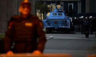 Policija izvela na ulice neregistrovana oklopna vozila