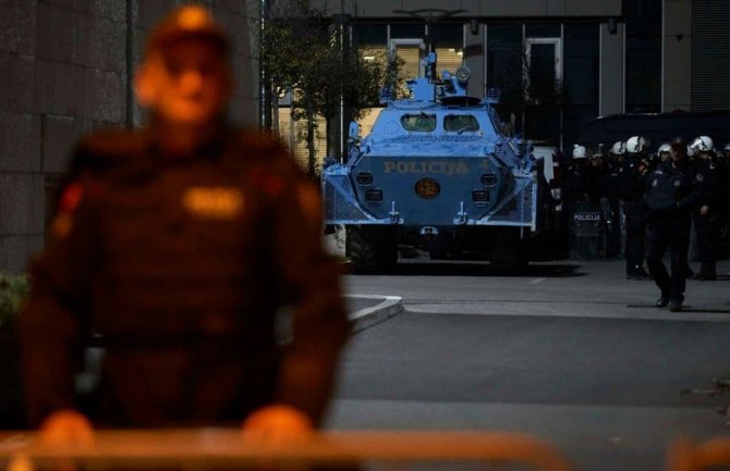 Policija izvela na ulice neregistrovana oklopna vozila