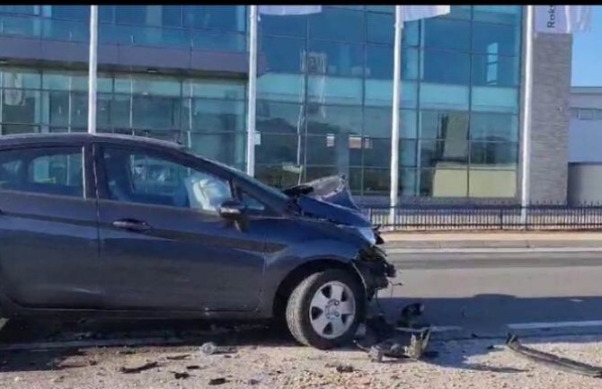 Automobil završio na šinama: Dvije osobe povrijeđene u udesu kod Tuzi