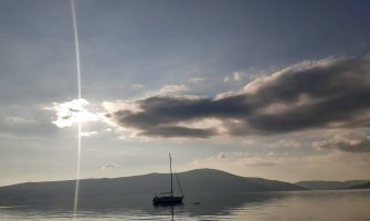 Umjereno do potpuno oblačno, poslijepodne moguće padavine