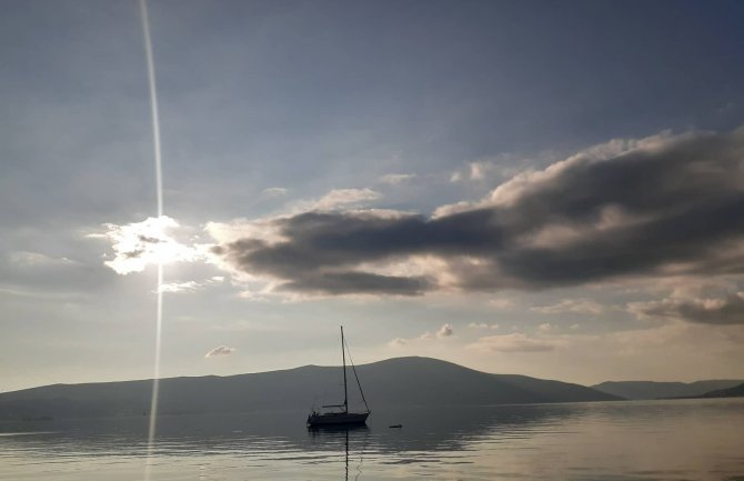 Umjereno do potpuno oblačno, poslijepodne moguće padavine