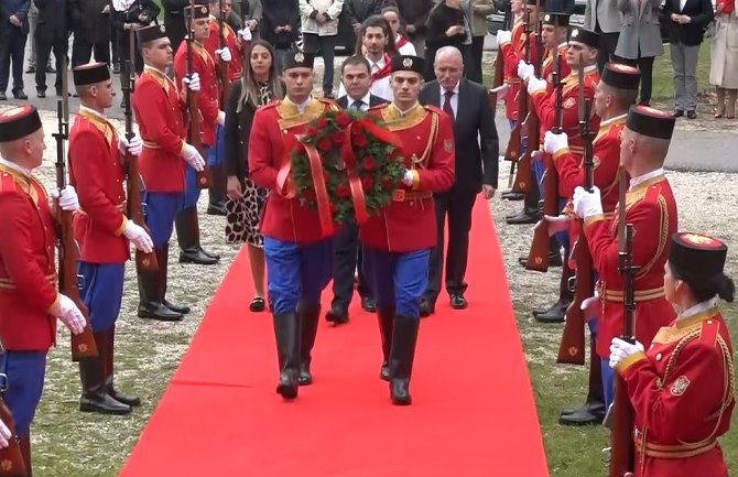 Položeni vijenci na spomen kosturnicu i kod Vlaške crkve povodom obilježavanja 13. novembra, Dana oslobođenja Cetinja