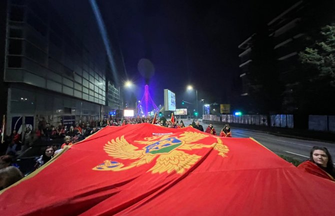 Prema procjenama organizatora na protestu IMA NAS oko 20.000 ljudi, Probudili su inat, a tada Crnu Goru niko ne može pobijediti!