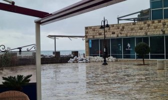 U Starom gradu manje poplave, džakovi sa pijeskom na ulaze ka Brijegu od Budve