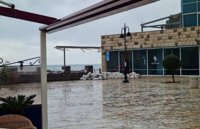 U Starom gradu manje poplave, džakovi sa pijeskom na ulaze ka Brijegu od Budve