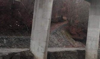 Voda odnijela dio nasipa, nije ugrožena stabilnost i funkcionalnost mosta Tara 2