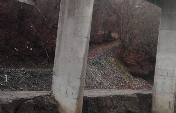 Voda odnijela dio nasipa, nije ugrožena stabilnost i funkcionalnost mosta Tara 2