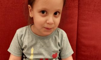 Sara sa pet godina čita i piše, pomozimo joj i da prohoda!