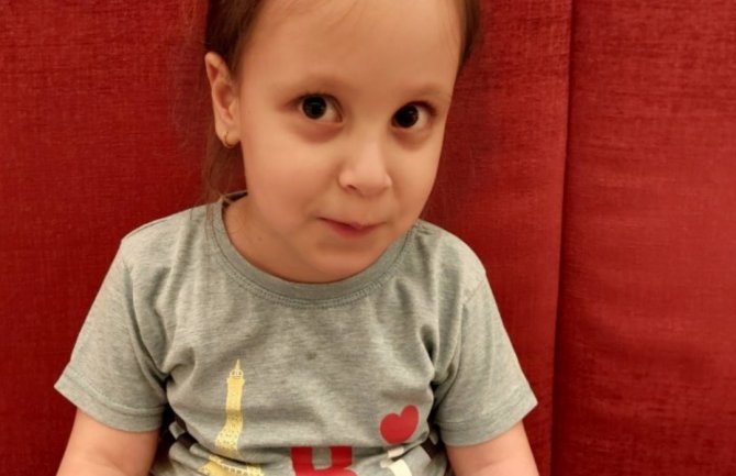 Sara sa pet godina čita i piše, pomozimo joj i da prohoda!