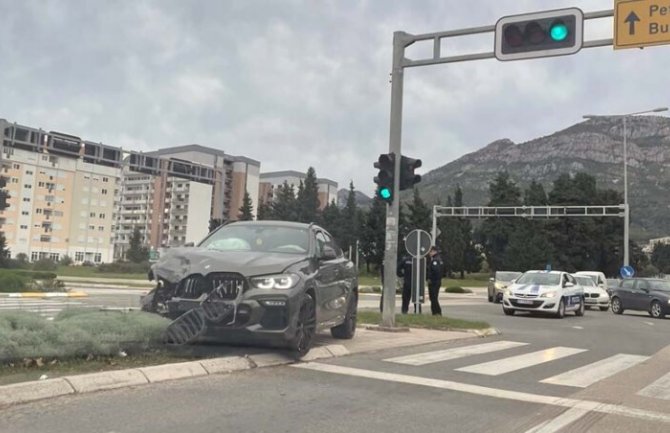 Saobraćajna nezgoda na raskrsnici u Baru: Četiri osobe povrijeđene, pričinjena značajna materijalna šteta