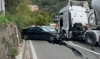 Sudar kamiona i automobila na izlazu iz Budve