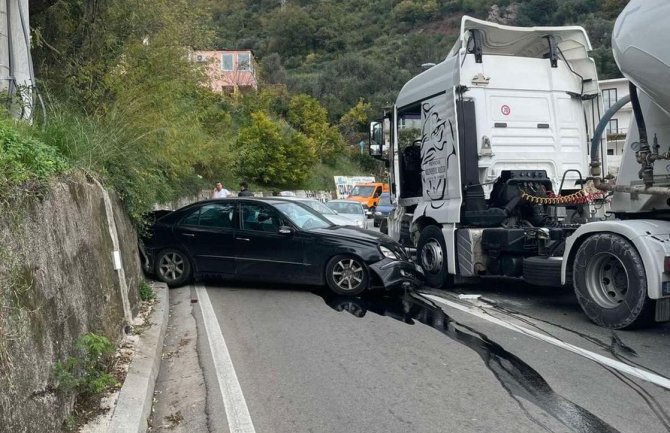 Sudar kamiona i automobila na izlazu iz Budve