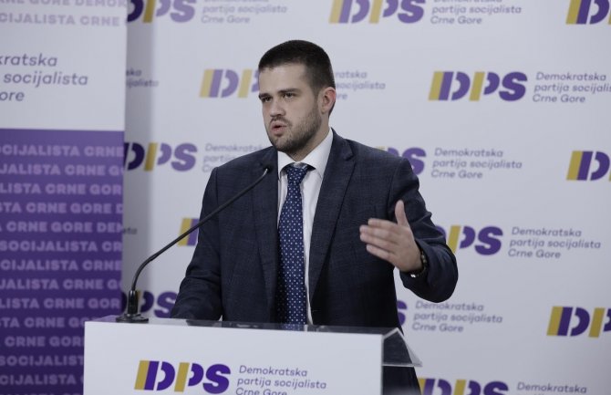 Nikolić Abazoviću: DPS služi državnom interesu, a Vama je uvijek onako kako Vučić kaže