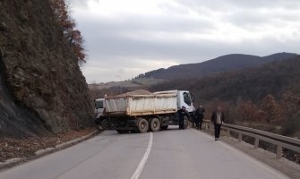 Srbi blokiraju puteve nakon hapšenja bivšeg policajca na Kosovu