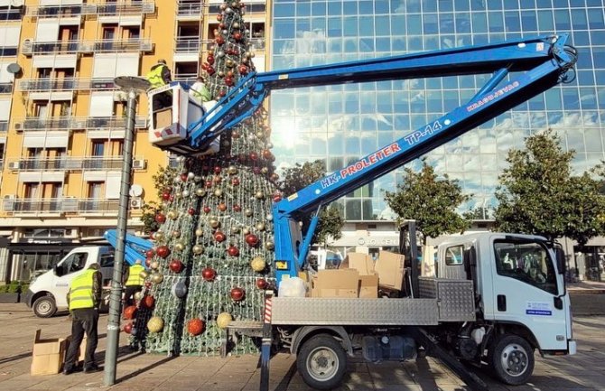 U toku novogodišnje ukrašavanje Podgorice