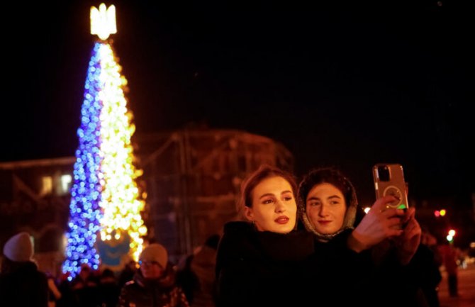 U Kijevu postavljena novogodišnja jelka: Rusi nam neće ukrasti Božić