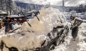 Kaliforniju pogodile jake oluje: Snijeg i kiša doveli do izlivanja rijeka, naređena evakuacija stanovništva