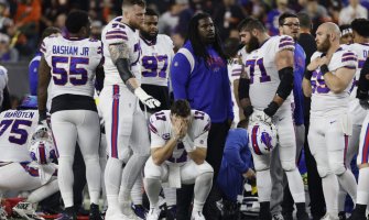 Drama u NFL-u: Igrač imao srčani udar, derbi prekinut