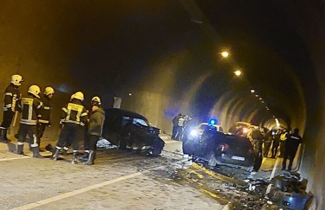 Saobraćajna nesreća u tunelu Lokve, poginula jedna osoba; Uznemirujuć snimak kako prolaznici mole hitnu da prime povrijeđenog
