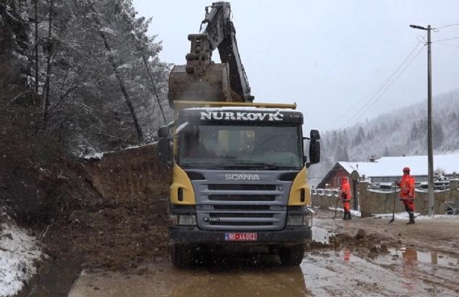 Na putu Rožaje-Berane, u naselju Baza,  radi se na sanaciji klizišta