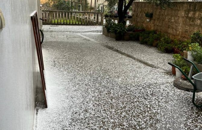 U Budvi padao grad veličine lješnika