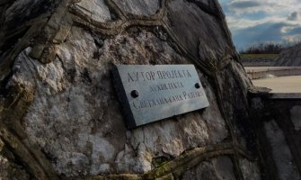 Pokidane žice, popucale mermerne ploče: Kanin spomenik na Barutani ponovo zaboravljen