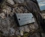 Pokidane žice, popucale mermerne ploče: Kanin spomenik na Barutani ponovo zaboravljen
