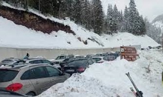 Prema kolašinskim skijalištima duge kolone na putu i problemi sa parkingom