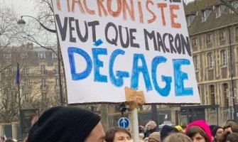 Haos u Parizu: Protesti protiv reforme penzija, desetine hiljada ljudi na ulicama