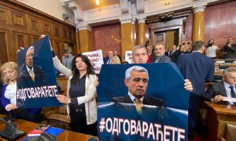 Dio opozicije tokom govora Vučića razvio transparente: Vučiću, izdao si Kosovo