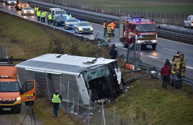 U Sloveniji se prevrnuo autobus pun putnika, ima i mrtvih