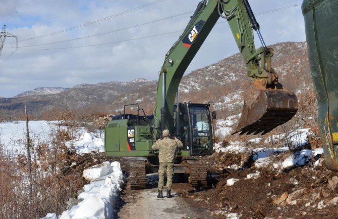 Dio pripadnika Inžinjerijske čete Bataljona za podršku proširuju put na dionici Čevo - Markovina