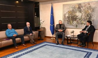 Abazović sa mještanima Grblja: Izgradnja saobraćajnice sa 12 kružnih tokova, pet raskrsnica trotarima i rasvjetom će pospješiti kvalitet života