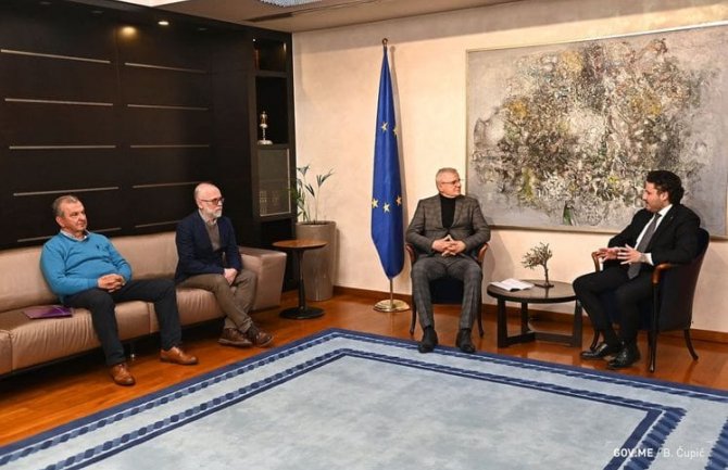 Abazović sa mještanima Grblja: Izgradnja saobraćajnice sa 12 kružnih tokova, pet raskrsnica trotarima i rasvjetom će pospješiti kvalitet života