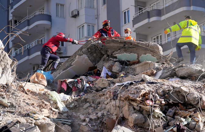 122 sata od potresa spašena 70-godišnja žena