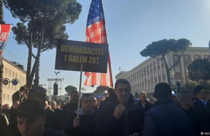  Demonstranti u Albaniji se sukobili sa policijom, traže ostavku Edija Rame