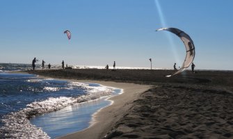 Vojska Crne Gore angažovana je na Adi Bojani kako bi spriječila eroziju plaže